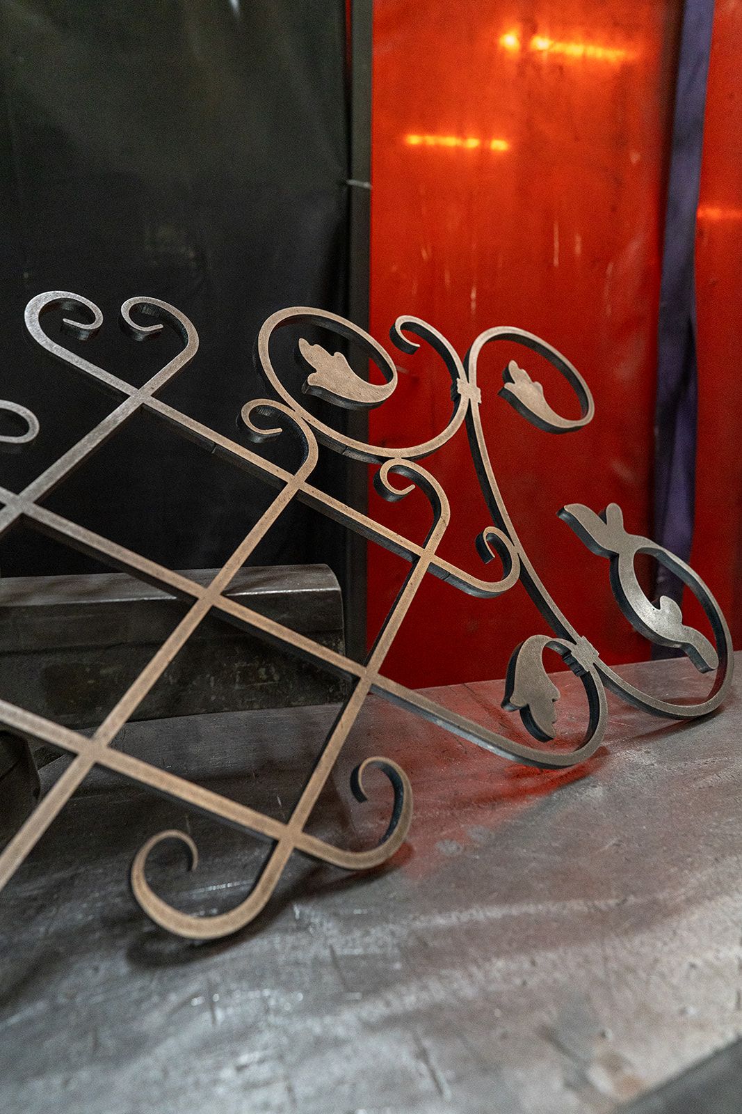 Éléments de ferronnerie à volutes en acier