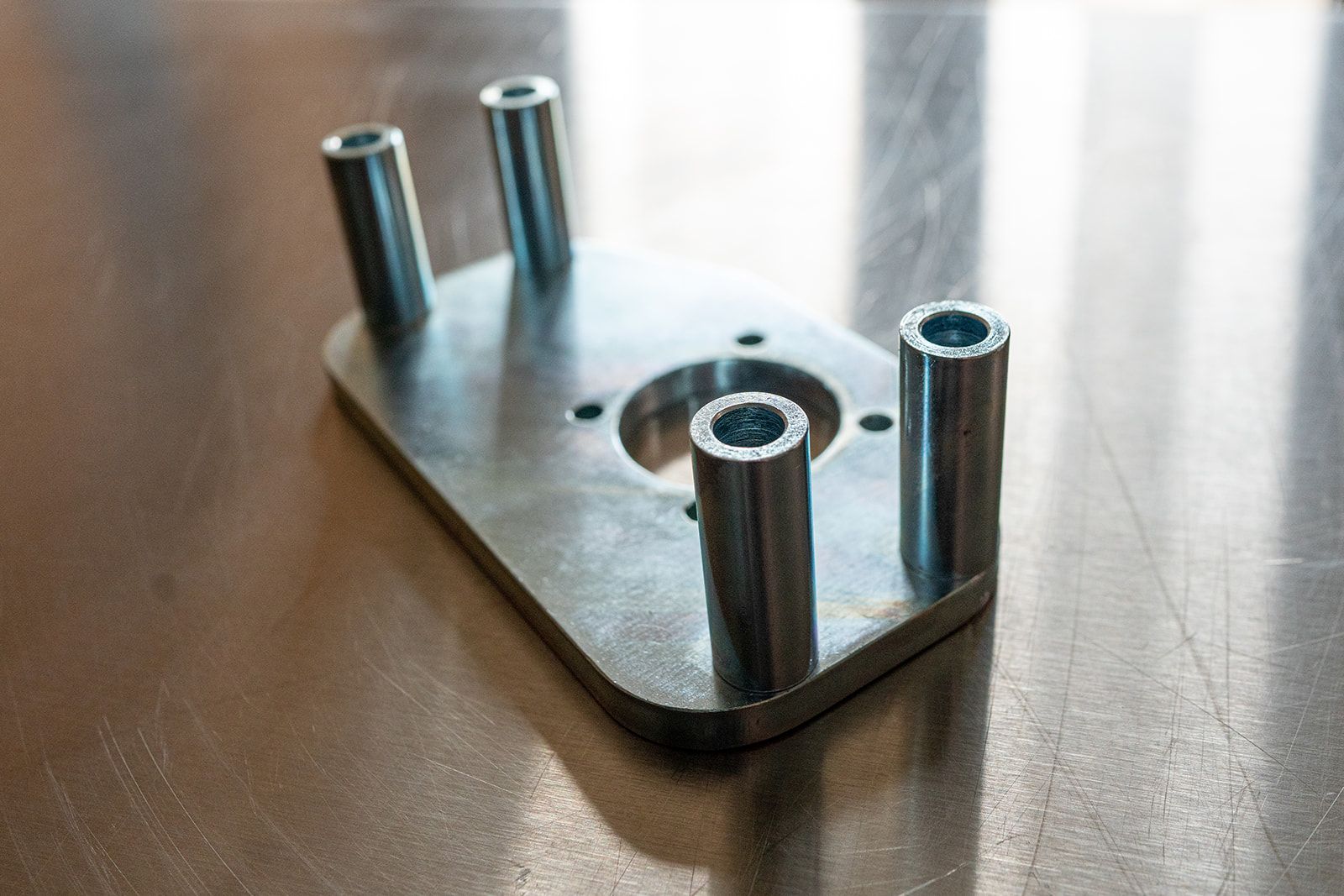 Platine métallique zinguée avec entretoises