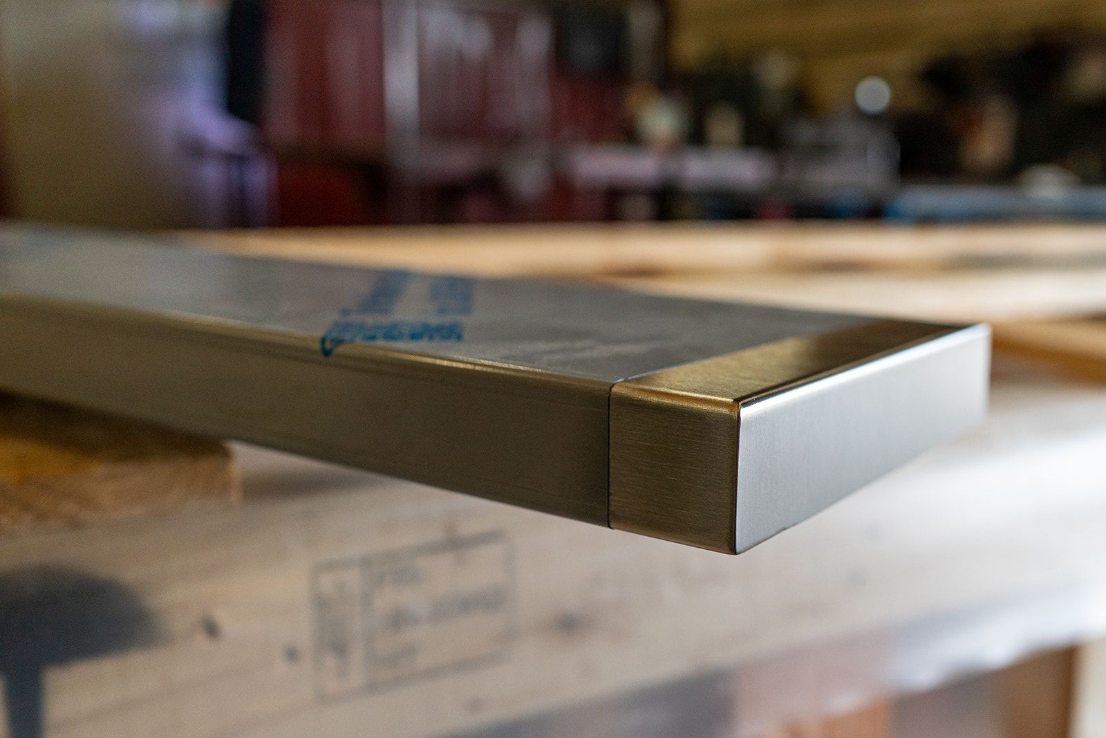 Finition brossée sur un profilé en inox
